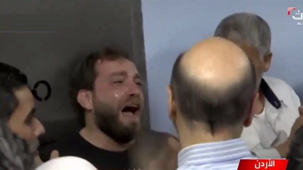 بالفيديو/ بعد موت زوجته بشهر... رجل يفقد ابنه الوحيد بسيول البحر الميت !