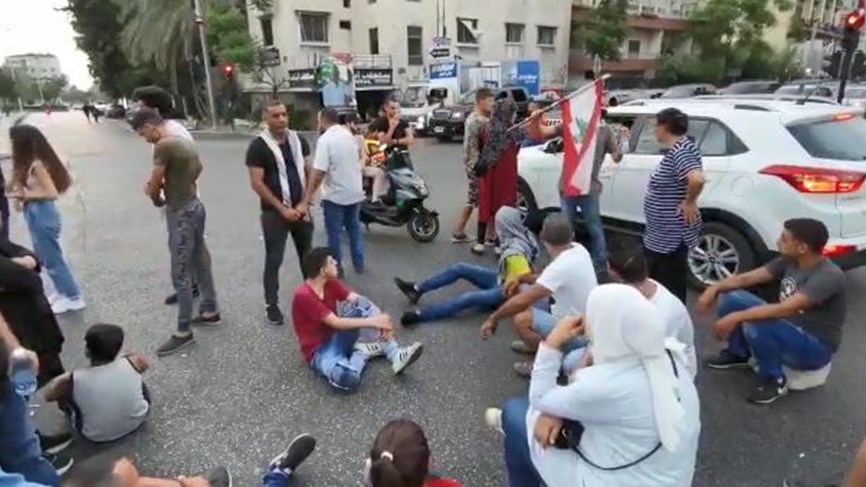 مواطنون افترشوا الطريق في ساحة ايليا احتجاجاً على تردي الاوضاع المعيشية