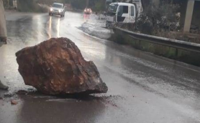 سقوط صخرة ضخمة على طريق عام جرد القيطع في بلدة قبعيت وتحذير للسائقين