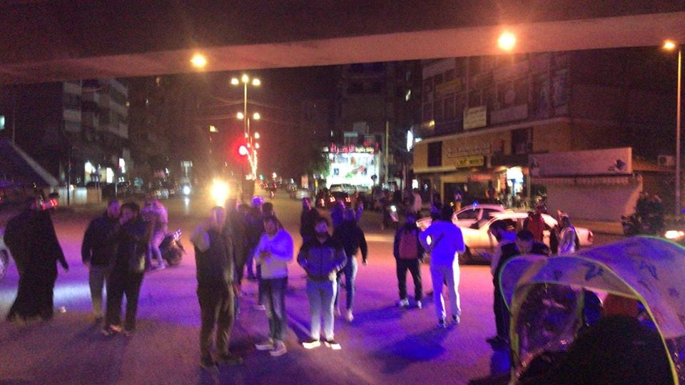 بالفيديو/  بدء تجمع تحت جسر المشرفية احتجاجاً على قرار إضراب الأفران..&quot;بدنا ناكل بدنا نعيش&quot;