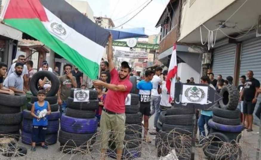 بالصورة/ شعار الجيش اللبناني يتوسط علم فلسطين خلال إعتصام عند مدخل مخيم البص