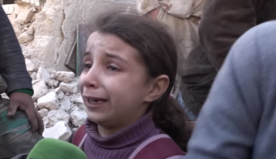 بالفيديو/ خلال الخروج من غوطة دمشق الشرقية...طفلة سورية تقول أنها فقدت أثر أبيها وتبكي بحرقة مستنجدة بمراسلة