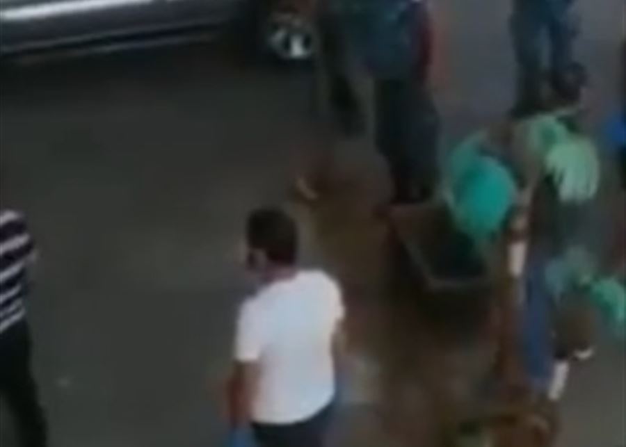 بالفيديو/ اشكال بين القوى الامنية واحد المواطنين المحجورين في برجا...&quot;لم يأكل منذ الصباح ولم يتلق الطعام وحين طلبوا نقله وقع الإشكال&quot;!