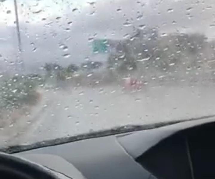بالفيديو/ تساقط للأمطار في بيروت و&quot;التحكم المروري&quot; تطلب من السائقين القيادة بحذر