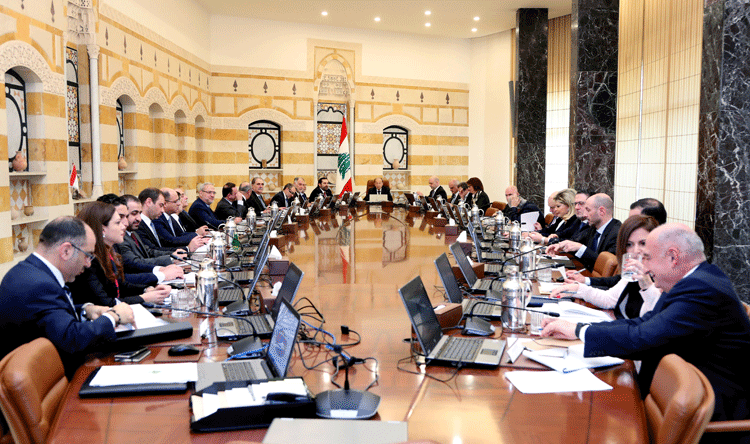  رويترز نقلاً عن مصادر حكومية لبنانية: مجلس الوزراء اللبناني يعقد جلسة الأحد لمناقشة كيفية الخروج من الأزمة