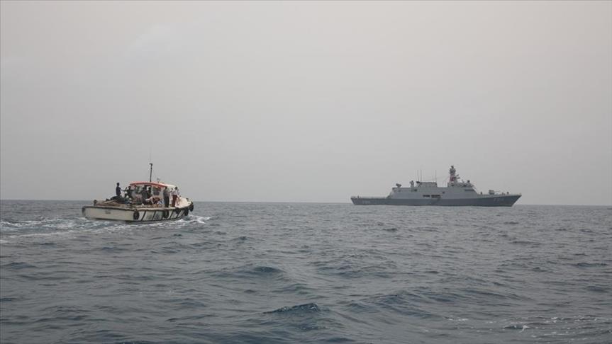 قوات البحرية وخفر السواحل اليمنية تسيطر على زورق تابع للتحالف مقابل ساحل الحديدة