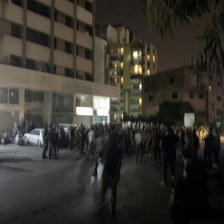 الجيش أخرج عددا من الشبان من المبنى المطوق في جل الديب وتم نقلهم بسيارات عسكرية 