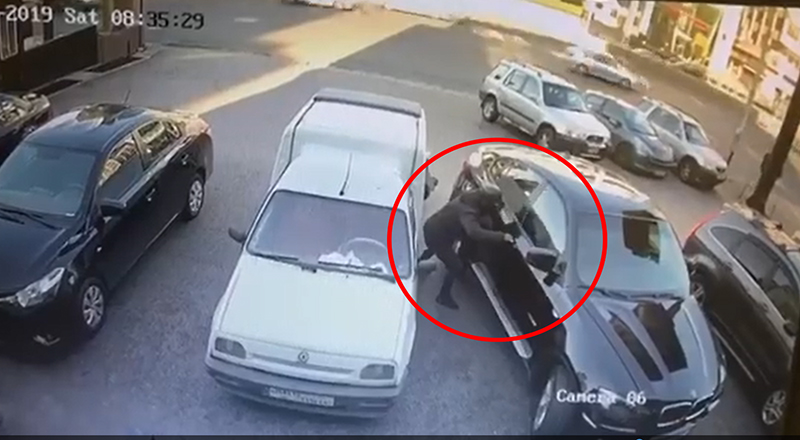 بالفيديو/ كاميرا المراقبة تكشف عملية نشل حقيبة سيدة من داخل سيارة في الزلقا!