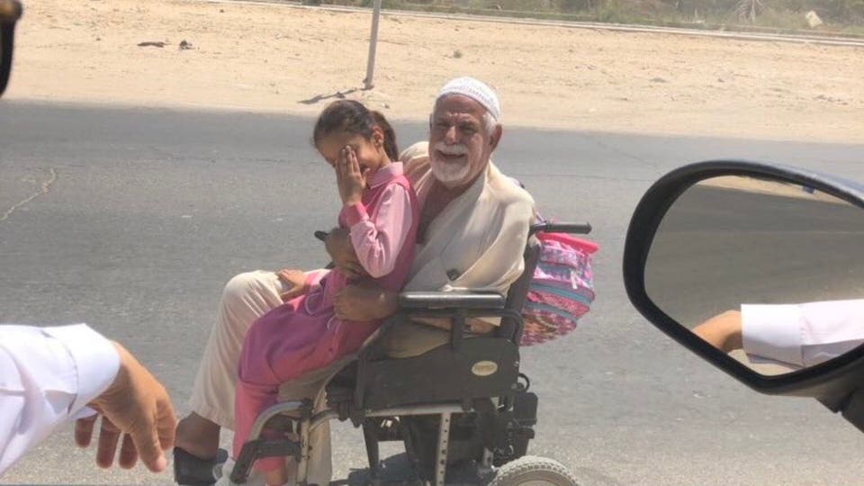 بابتسامة وحب...&quot;محمد&quot; مسن مقعد ينقل ابنته إلى المدرسة يوميا بكرسيه المتحرك