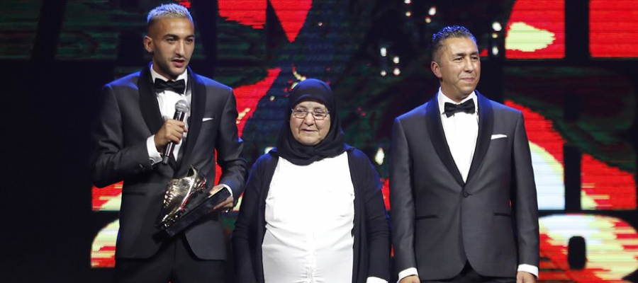 بالفيديو/ إعجاب هائل بـ&quot;المغربي الأفضل&quot;...  أهدى الجائزة لوالدته: &laquo;أنتِ مصدر قوتي، هذه الجائزة لكِ&quot;