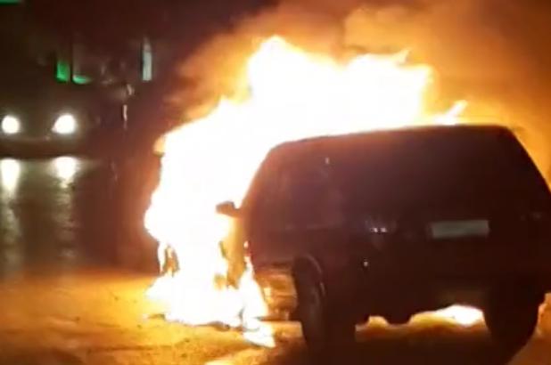 بالفيديو/ النيران تلتهم سيّارتين على طريق مار روكز - الدكوانة