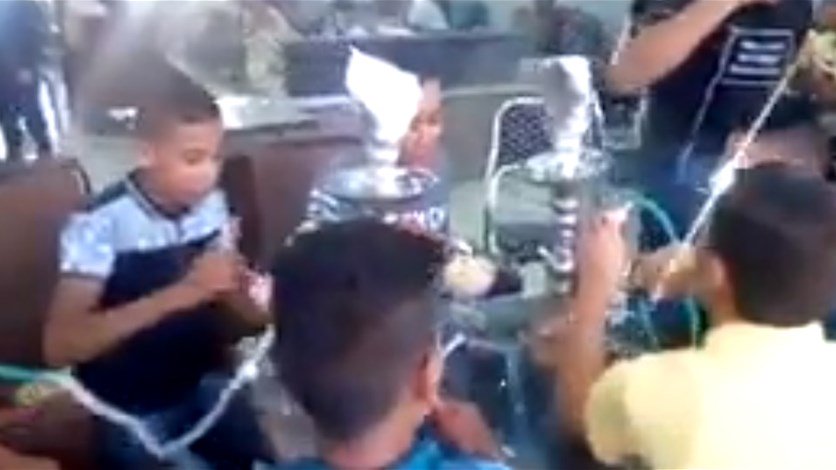 فيديو أثار غضب كبير.. مقهى يعج بأطفال يدخنون &quot;النرجيلة&quot;!