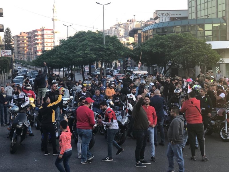  مسيرة ضمت حوالي 300 من أصحاب الدراجات النارية جابت شوارع صيدا مطالبة بوقف قرار حظر تجوالها في المدينة