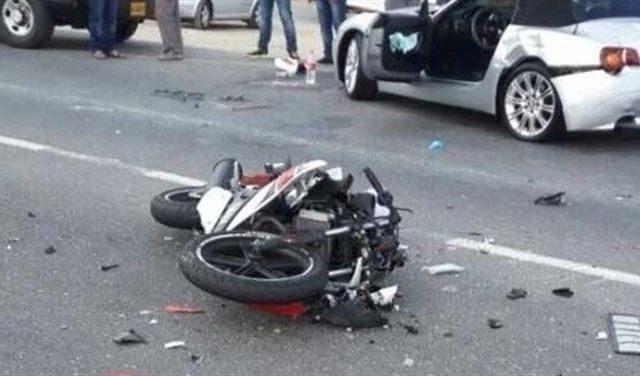 إصابة 6 جرحى بحادث سير مروع في الهرمل.. السيارة صدمت دراجة نارية ثم أكملت طريقها لتصدم امرأة على جانب الطريق.. وإستقرت داخل ملحمة!