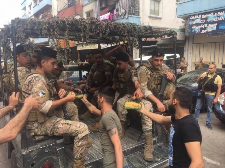 بالصور/ بعد المواجهات.. الأهالي وزعوا حلوى على وفد من قيادة الجيش زار التبانة 