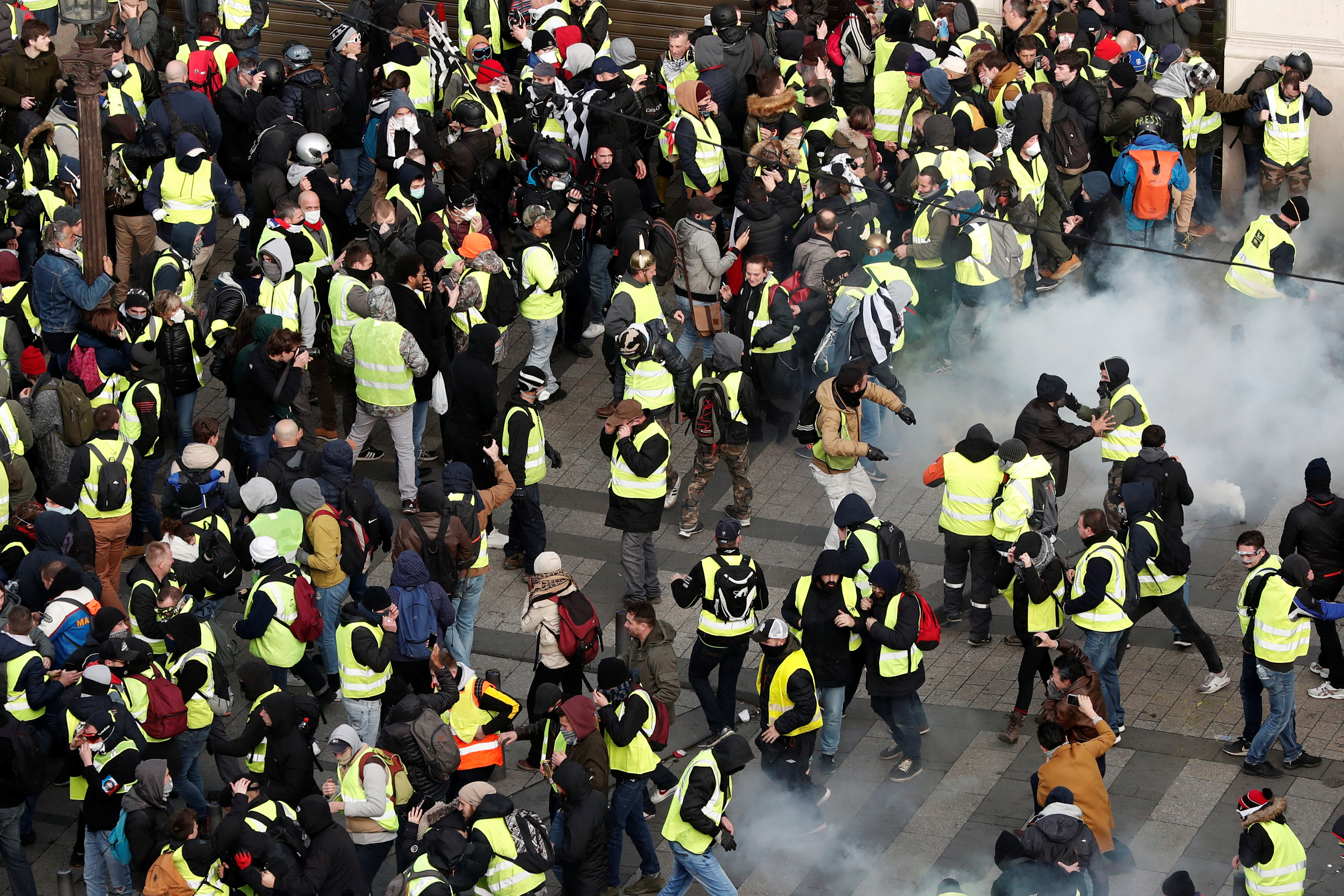 مع اشتعال باريس بالمظاهرات والاحتجاجات...لماذا السترات الصفراء &quot;صفراء&quot; ؟