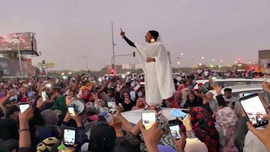 &quot;تمثال حرية جديد&quot; في الاحتجاجات السودانية...&quot;آلاء&quot; أصبحت أيقونة للثورة ومصدر إلهام للفتيات