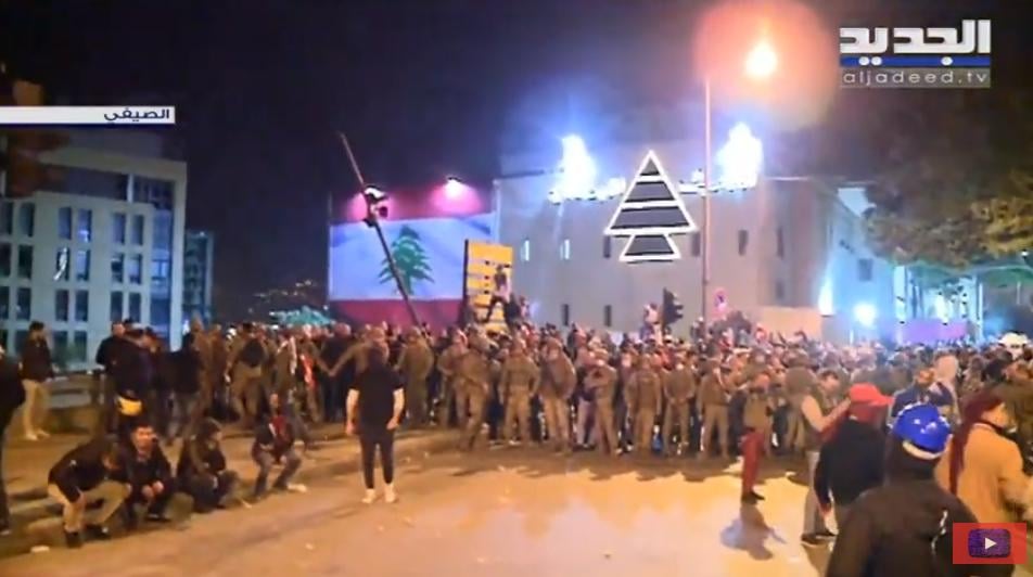 الجيش اللبناني يستقدم تعزيزات الى وسط بيروت ويقف على شكل حاجز بشري للفصل بين المتظاهرين