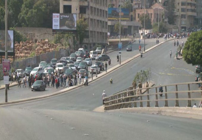 قطع الطريق المؤدي من الرينغ الى السراي الحكومي من قبل بعض المتظاهرين