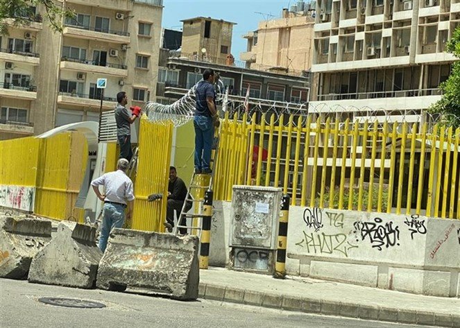 بالصورة/ &quot;استعدوا لتقنين قاس وطويل&quot;...شركة كهرباء لبنان تصون محيطها باسلاك شائكة