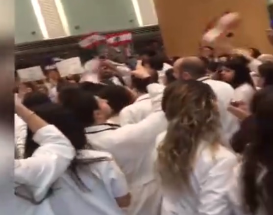 بالفيديو/ أطباء وممرّضون ينفذون اعتصاماً داخل مستشفى الروم