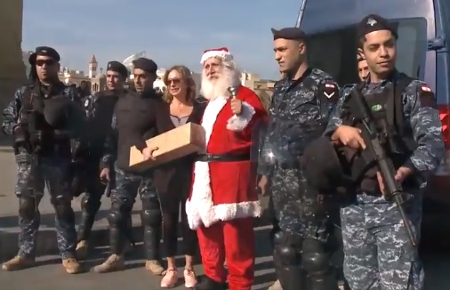 بالفيديو/ &quot;إيد بإيد منتشارك بالعيد&quot;...هذا ما فعله بابا نويل ومكافحة الشغب في وسط بيروت!