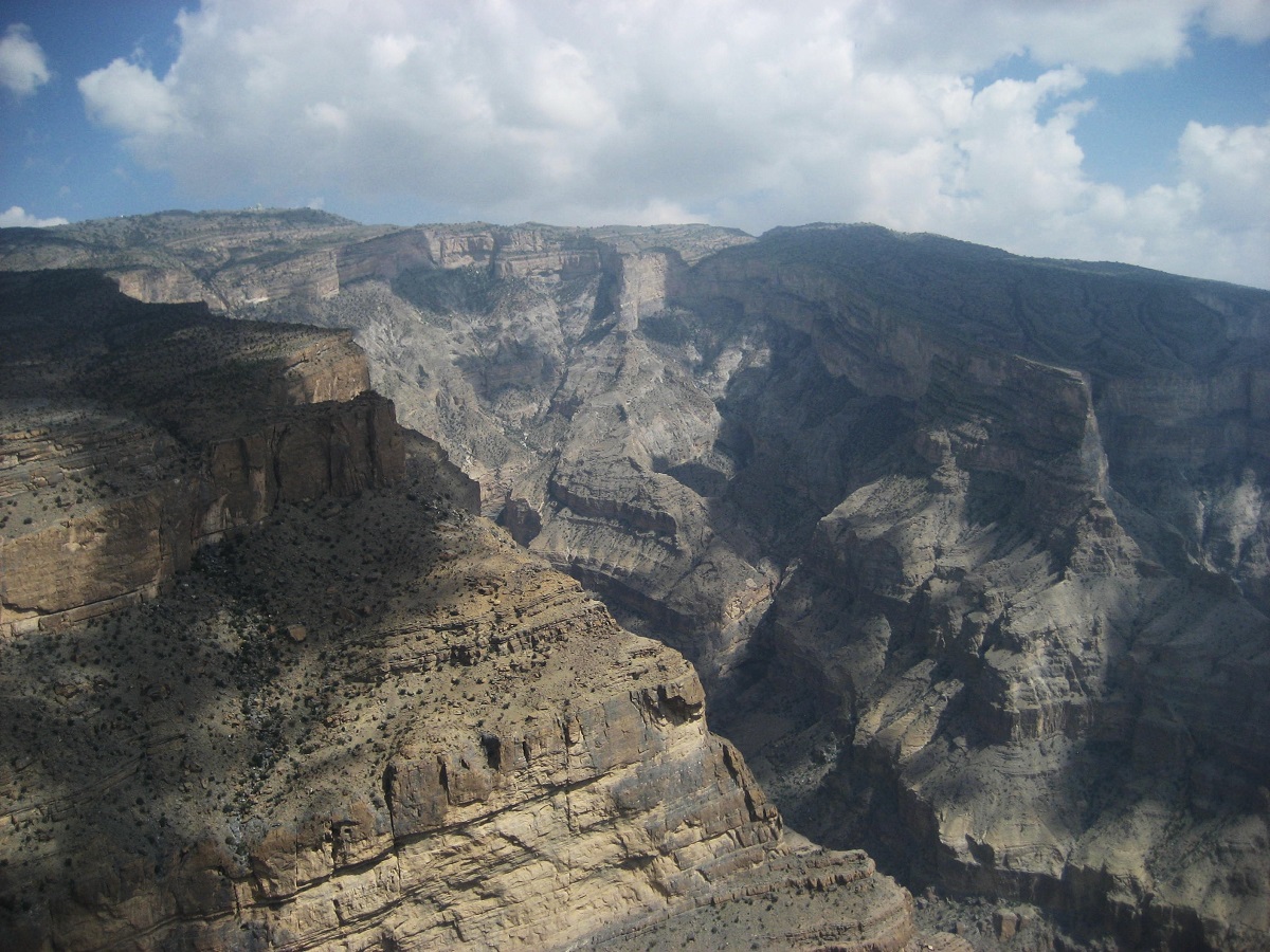 &quot;نيويورك تايمز&quot;: صخور جبال سلطنة عُمان يمكنها إنقاذ العالم!