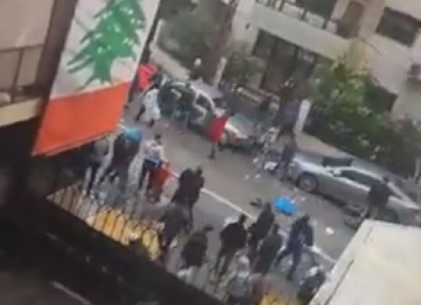بالفيديو/ اشكال وتراشق بأكياس النفايات أمام منزل النائب فيصل كرامي