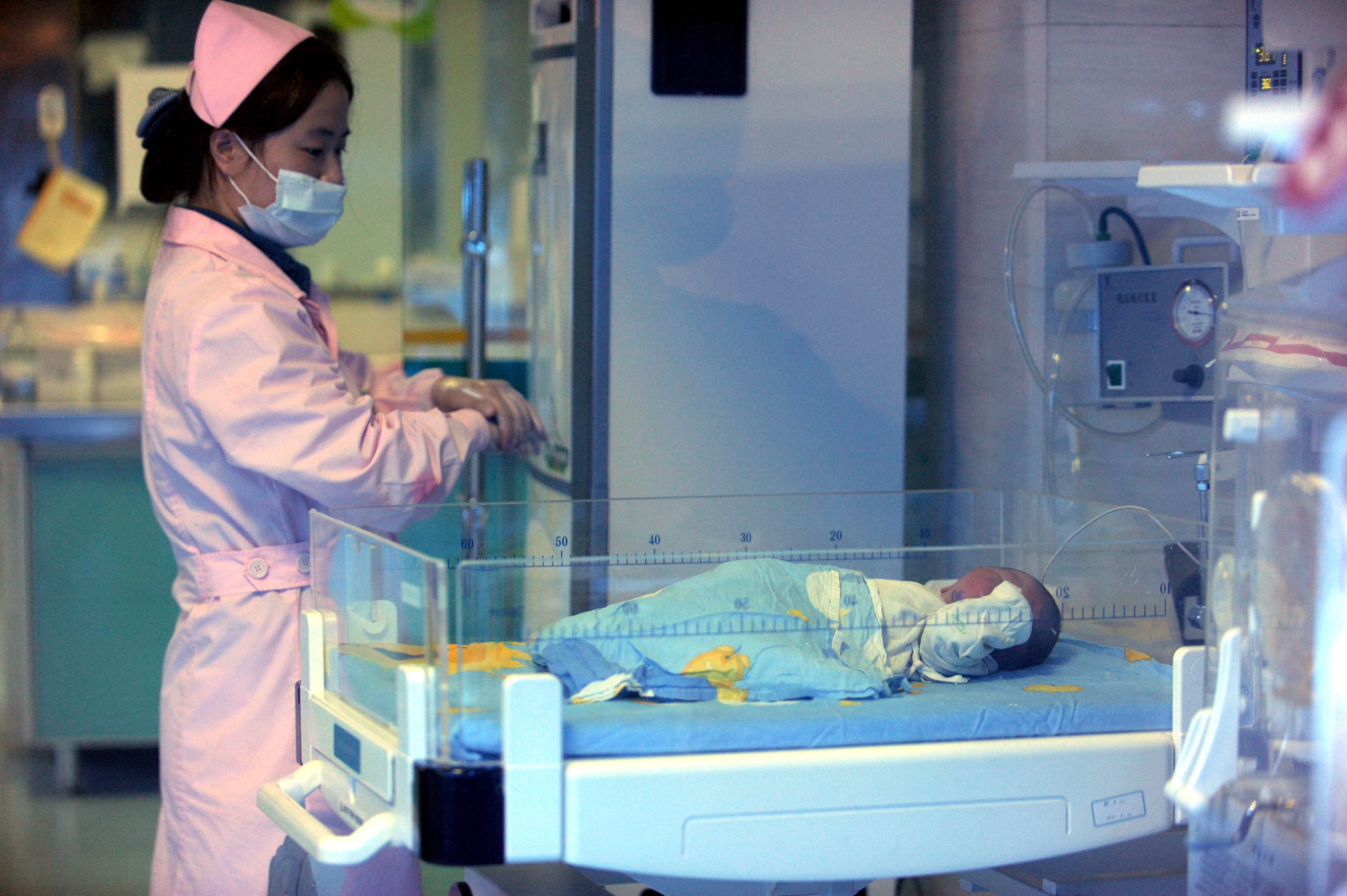 ولادة طفل بعد 4 سنوات من وفاة والديه! حالة مثيرة للجدل في الصين...معركة قانونية خاضها الأجداد الأربعة للحصول على &quot;الحفيد&quot;