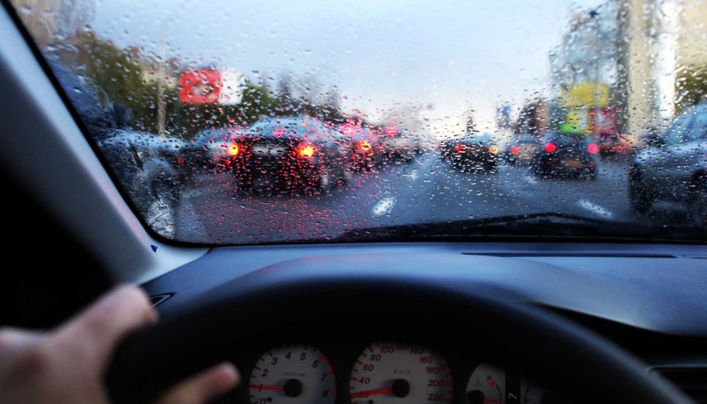 قوى الأمن تطلب من السائقين التروي في القيادة بسبب الأمطار لتجنب حوادث الإنزلاق 