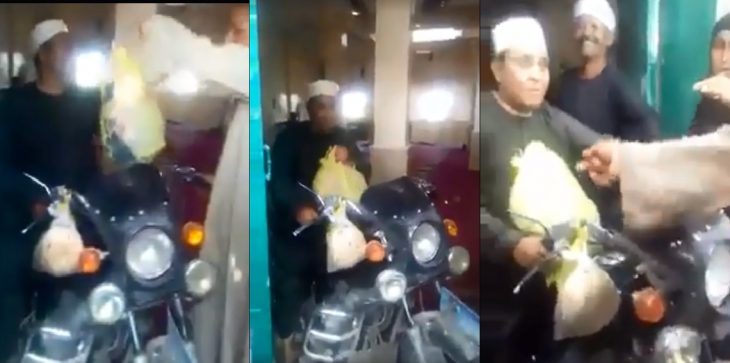 بالفيديو/  إمام يدخل المسجد على متن دراجة نارية!