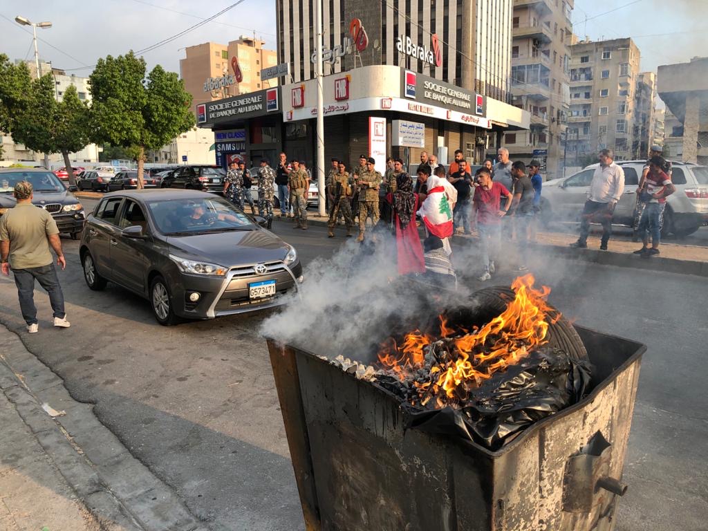 محتجون امام كهرباء صيدا قطعوا الطريق بأجسادهم لبعض الوقت احتجاجاً على التقنين القاسي بالتيار الكهربائي