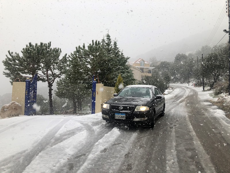 الثلوج تساقطت على 1200 متر وقطعت طريق الشوف كفريا