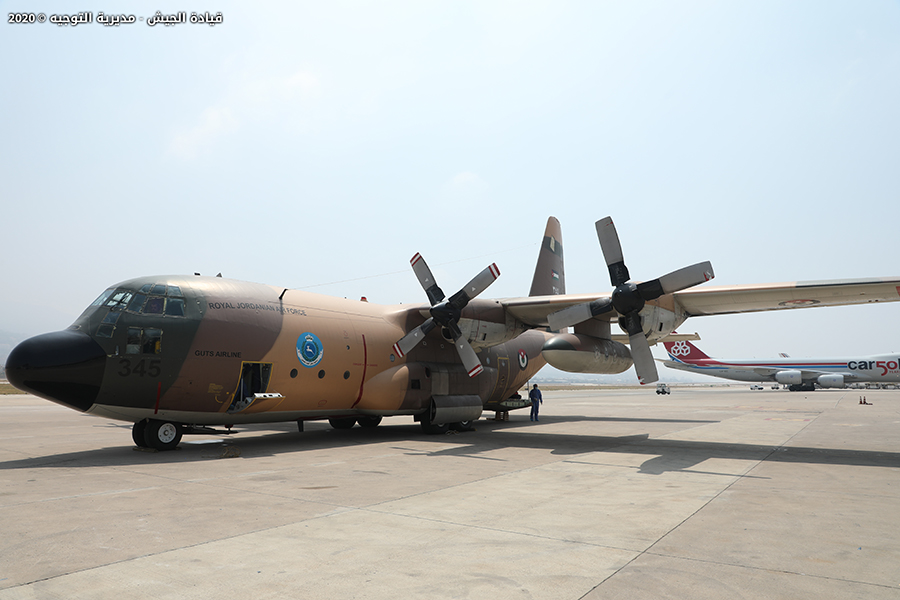 طائرتان محملتان بمساعدات غذائية وإنسانية وصلتا إلى مطار بيروت