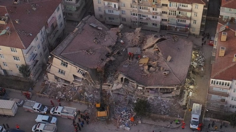 بالصور/ هكذا بدا المشهد في تركيا بعد الزلزال المدمر...21 حالة وفاة، وعدد المصابين بلغ 1030