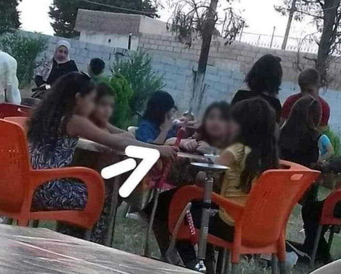 صورة بشعة...فتيات صغيرات يدخنّ النرجيلة في أحد المقاهي في لبنان!