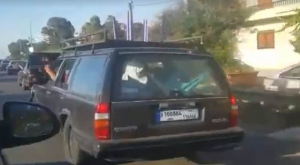 بالفيديو- في لبنان.. وضعوا &quot;حاجة&quot; مسنة في صندوق السيارة مع الكراسي!