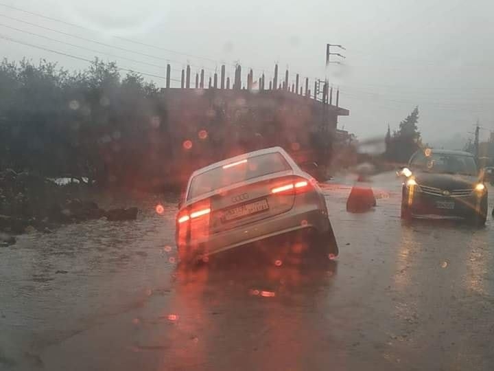 بالصور/  &rlm;سيارة سقطت في حفرة على الطريق البحري القلمون نتيجة الأمطار!