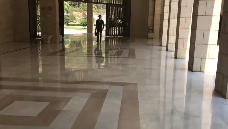 صفحة الرئاسة السورية تنشر فيديو للرئيس السوري بشار الاسد اثناء دخوله مكتبه صباح اليوم 