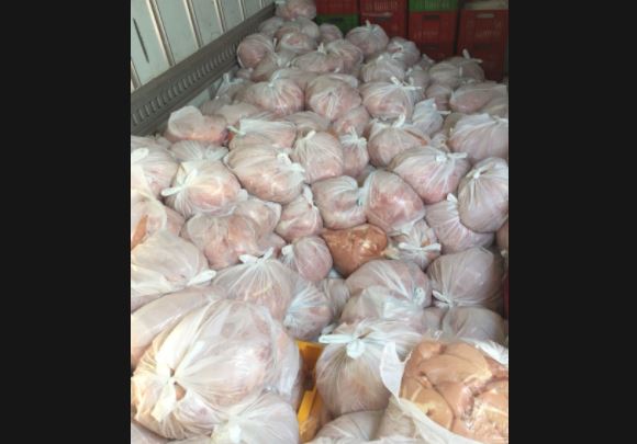 بالصور- بعد متابعة دقيقة... الجمارك ضبطت شاحنة محملة بـ2 طن و700 كلغ من لحوم الدجاج الفاسدة قادمة من سوريا