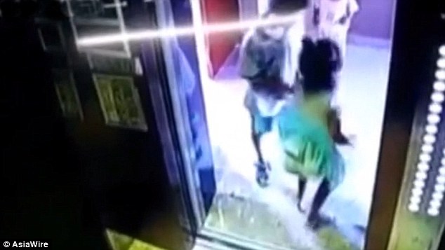 بالفيديو/ لهذا السبب لا تسمحوا للأطفال بالعبث في المصعد...طفلة صينية نجت من حادث خطير 