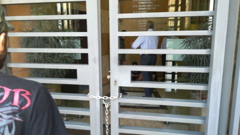 بالصور/ عدد من المحتجين يقتحمون جمعية المصارف في الجميزة وقاموا باقفال باب المبنى