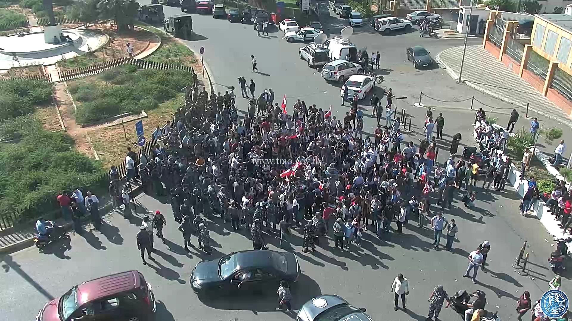 الطلاب المتظاهرون قطعوا الطريق أمام مبنى وزارة التربية في الاونيسكو