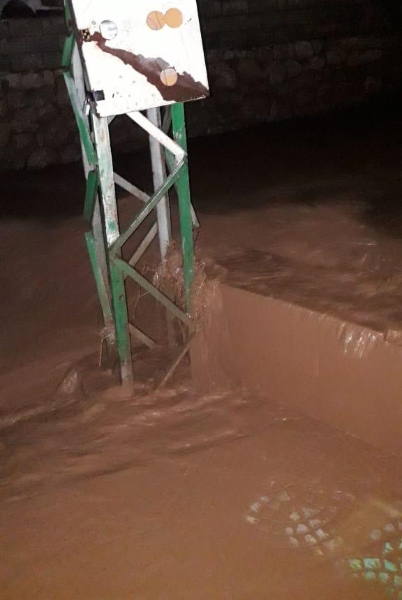 السيول اجتاحت بلدات في البقاعين الأوسط والغربي والدفاع المدني أنقذ 30 طالبا حاصرتهم المياه داخل باص