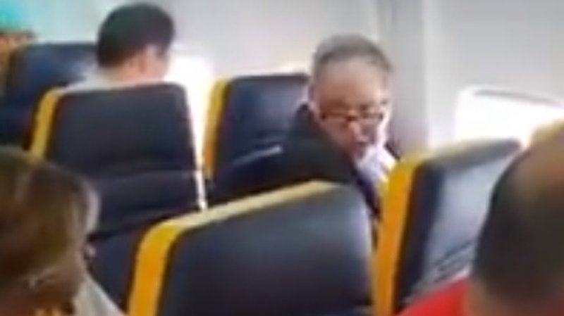 بالفيديو/رجل ينهال بالتعليقات العنصرية على مسنة من أصول أفريقية في طائرة وموجة غضب على المواقع لقيام العاملين بنقلها بدلاً من طرد الرجل!