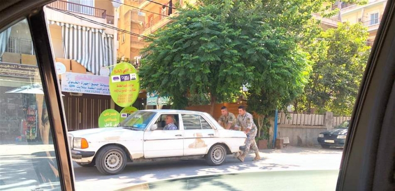 عن الواجب الإنساني.. عسكريان يساعدان مسنّاً تعطلت سيارته في طرابلس!