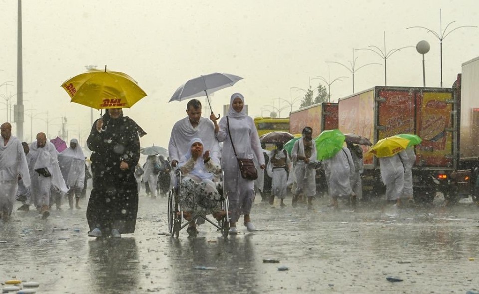 بالفيديو/ وسط صيحات &quot;لبيك اللهم لبيك&quot;...المطر يتساقط بغزارة على الحجاج في عرفات