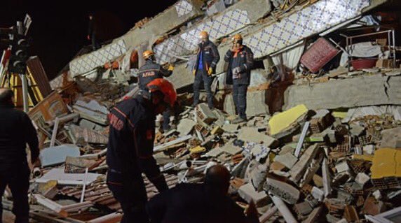 ارتفاع ضحايا زلزال شرق تركيا إلى 20 قتيلا وأكثر من 900 جريح