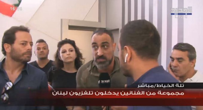  مجموعة من الفنانين والممثلين يدخلون مبنى تلفزيون لبنان احتجاجاً على عدم تغطيته للتظاهرات 