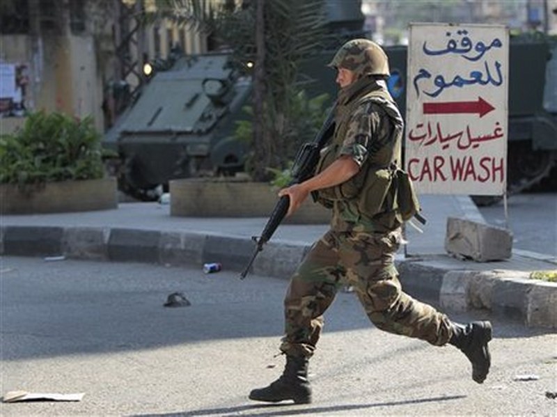 الجيش يروي تفاصيل إطلاق النار على ضابط وسائقه في حي الشراونة في بعلبك